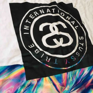  - Asfet tröja från Stüssy, inhandlades i Australien. Något croppad. Använd en gång. Möts upp i centrala Sthlm annars tillkommer frakt 🌴