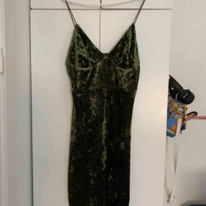  - Fin mörkgrön tight klänning i velour i midi-längd  Storlek 42