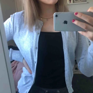  - Jättegullig ljusgrå kofta ifrån HM! Bara använt några få gånger så bra skick❣️ 