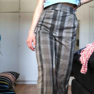  - superfina kostymbyxor från monki med slit där nere. true to size, är 34 vanligtvis men de är lite stora på mig