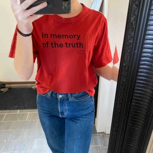  - Röd tshirt från Cheap Monday i nyskick! Frakt ingår i priset❤️
