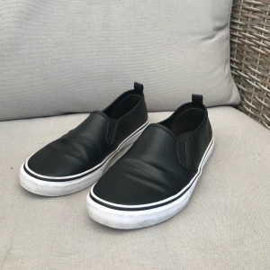 Slip-on skor - Fina slip-on skor i storlek 37. Väl använda men bra skick. Pris inklusive frakt är 150 kr. Fraktar endast 💙