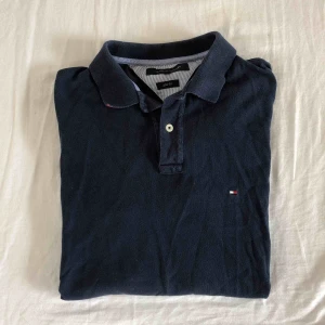  - Tommy Hilfiger navy piké, slim fit stl M, sitter riktigt bra!