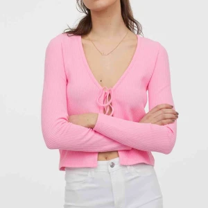  - Säljer denna slutsålda fina kofta i storlek S. Koftan är ny och lappen är kvar. Skriv för ev fler bilder eller frågor💕💕(Högsta budet 21/4 klockan 11:45 är 255kr)