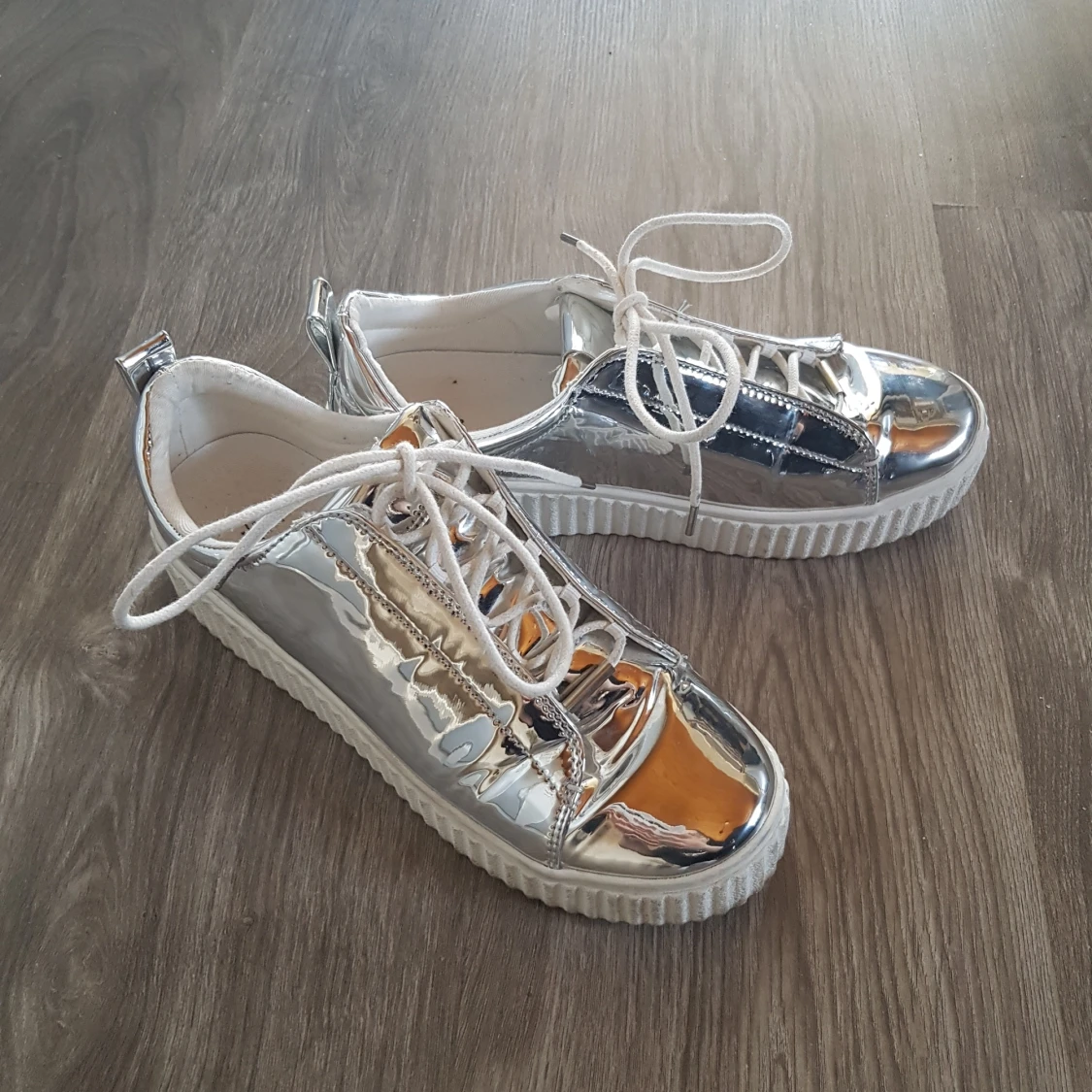 Silvriga sneakers  - 90