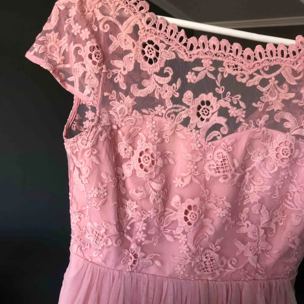 Jättefin klänning i spets och tull ifrån vila i en underbar rosa färg. Använd en gång på en skolavslutning så i toppenskick! Hoppas den kan komma till användning hos någon annan🌷🌷. Klänningar.