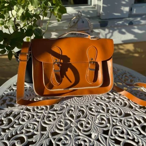  - Stilren väska från Zara🥥🐿🍂 Aldrig använd då den inte är i min stil🥰 Kontakta för fler bilder. 🚚 tillkommer. 🥰💕