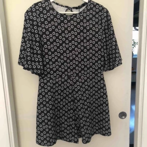  - Säljer en blommig oanvänd Jumpsuit! Stl 42, typ som M skulle jag säga! 