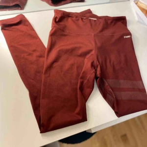  - Jätte fina tränings tights från stronger i en vinröd färg. Frakt tillkommer