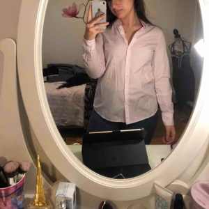  - Rosa/vit randig skjorta från bondelid. Den är i jättefint skick då den bara är använd någon gång. Köparen står för frakt men det går även att komma och hämta plagget <3