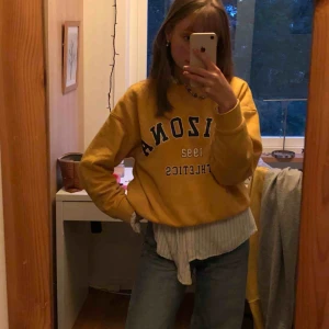  - väldigt mjuk och fin tröja från Gina, älskar färgen! Säljer pga har för många hoodies. kan frakta eller mötas upp i sthlm innerstad. (har förövrigt en skjorta under på bilden)