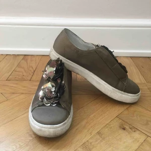  - Olivgröna slipins med paljettblommor, perfekta till vardag och fest!