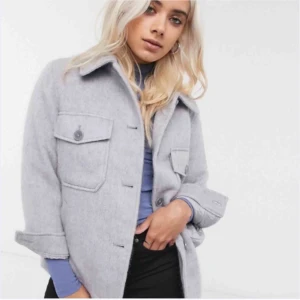 Skjortjacka - Snygg och trendig skjort-jacka från TopShop i ljusgrått. Säljer pga kommer inte till användning