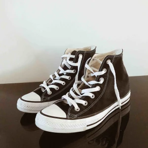  - Helt nya Converse. Strl 39. Måste tyvärr sälja de pga för små:/ Super snyggt till sommaren!!  Inköpta för 800kr