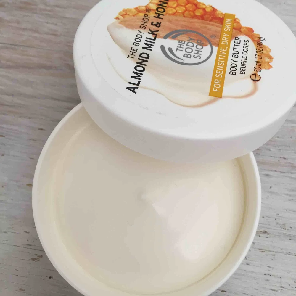 body butter från the body shop. aldrig använt. råkade trycka ner locket i ”krämen” precis när jag skulle ta dessa bilder därav strecket i krämen. luktar jättegott. frakt tillkommer.. Övrigt.