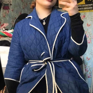  - En super söt blå morgonrock/ tunnjacka från 60-talet.  Söta trekvarts armar och små volanger. Köpt på loppis! I fint skick! ✨🌟 betalaren står för frakt eller så möts vi