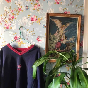  - En super fin adidas tröja! Fin översizad kan användas som klänning eller tröja! ✨ köpt på humana för två år sen. I fint skick! betalaren står för frakt eller så möts vi upp om båda är friska! 🐅