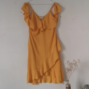 Sommrig Klänning 💐 - Superfin gul klänning från NA-KD. Endast testad! Köparen står för frakten eller möts upp i Kalmar. 