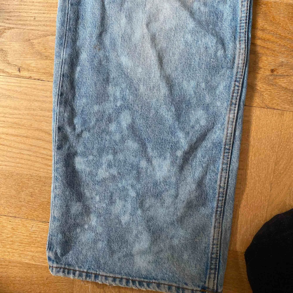 Intressekoll på de här sjukt coola jeansen, köpte dom på monki och det är modellen Yoko! Jag har även gjort om dom lite själv så dome helt unika!. Jeans & Byxor.
