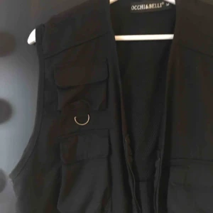  - Cool svart utility väst. Storlek M men passar allt från S-L beroende på passform. Inga skador. Använd 2 gånger. 