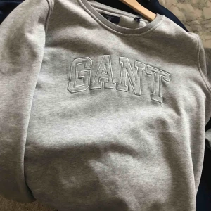  - Grå ganttröja, knappt använd. Den är väldigt skön och snygg.