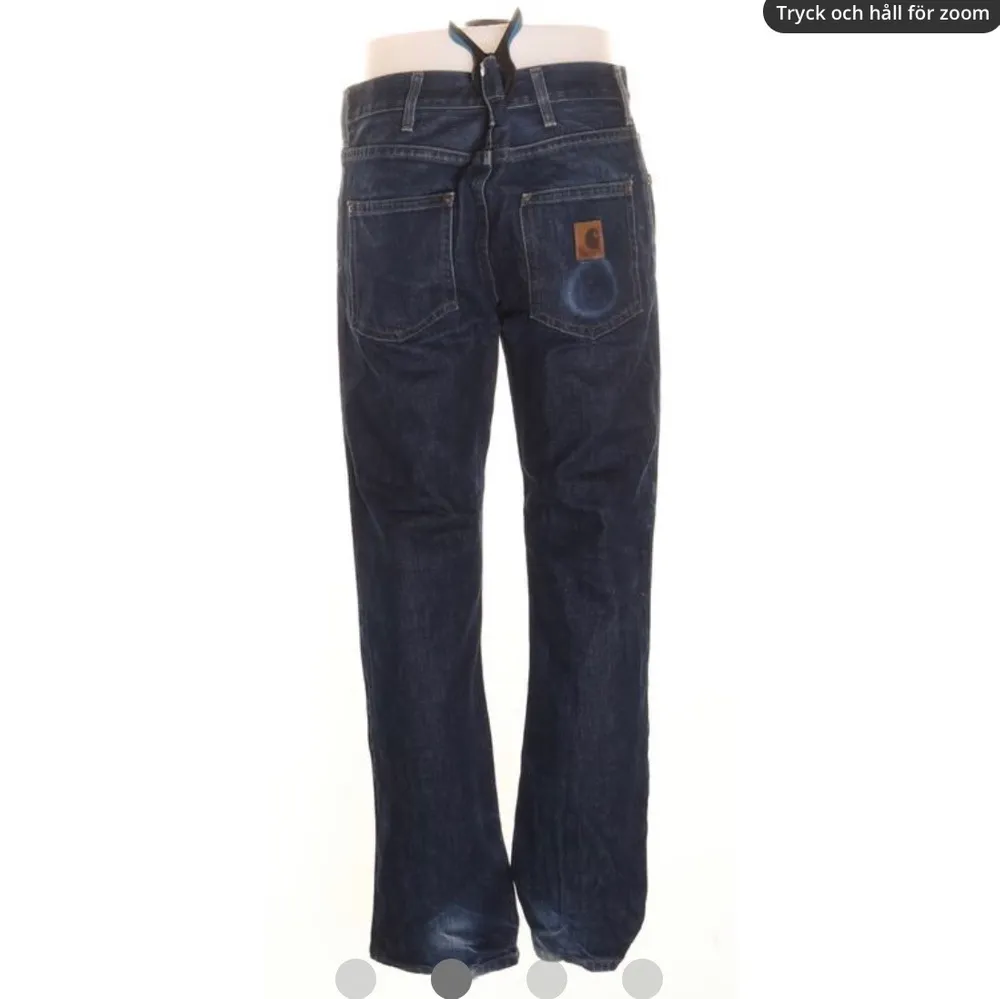 Säljer ett par jätte snygga Carhartt jeans, de sitter bra på mig som är 164cm😊 priset är 200kr plus 63kr i fraktkostnad :). Jeans & Byxor.