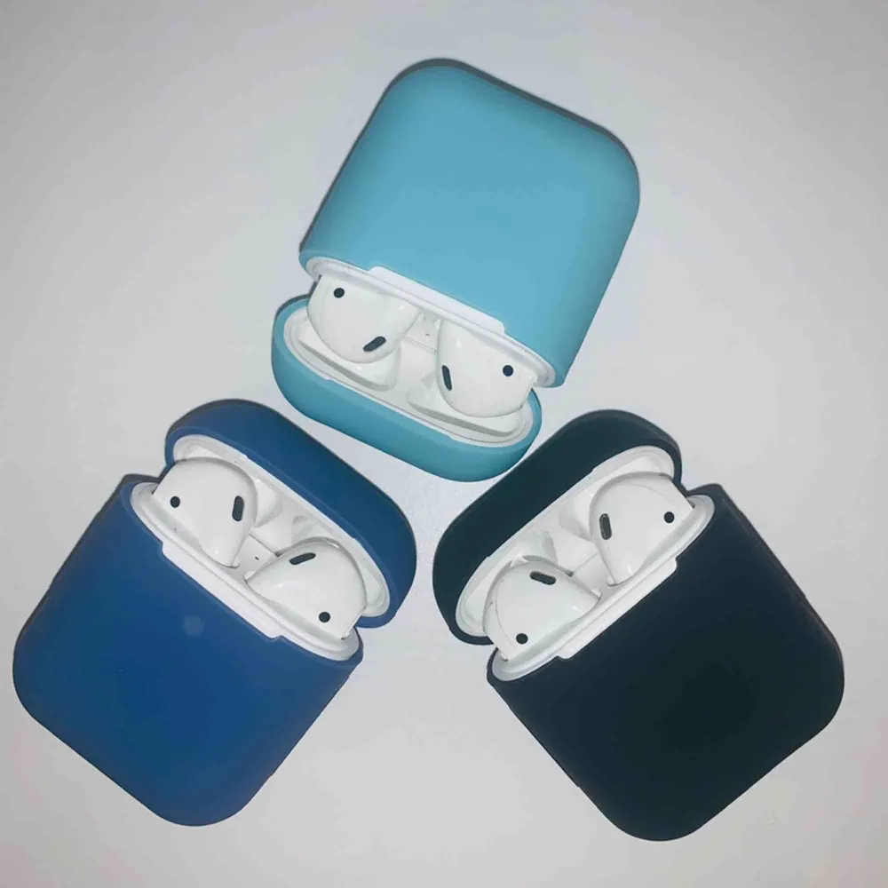 Air Pods skydd till fodralet  Finns i färgerna: Gul, Röd, Rosa, Lila, Svart. 79 kr inklusive frakt . Accessoarer.