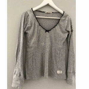  - En odd Molly tröja som inte är använd så mycket (nästan nyskick), finns en vit fläck som knappt syns, säljer för att jag inte har något användning för den💫