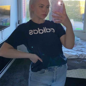  - Snygg vintage adidas t-shirt. Väldigt bra kvalitet och fortfarande som nytt skick. Obs. Tröjan ser smutsig ut på första bilden men det är endast reflektion 😊  Frakt tillkommer om man inte kan mötas upp kring Staffanstorp👌🏼