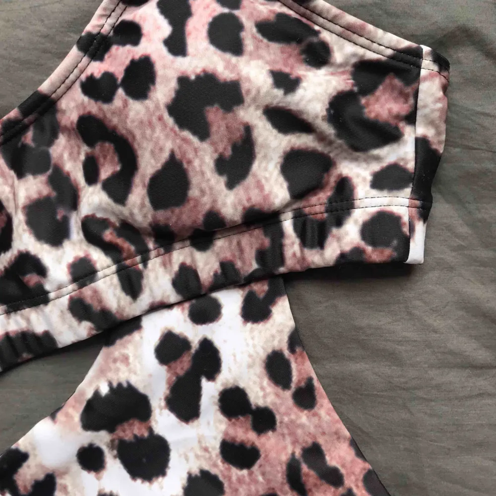 Frakt ingår i priset!! Supersöt leopard bikini använd några få gånger! Verkligen jättebekväm men kommer inte till användning. Tvättad såklart 😇✨. Övrigt.