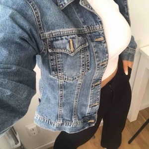  - Fin jeansjacka, vet inte märker men den är i väldigt fint skick. Fin tvätt och passar XS-S. Frakt 50kr ☺️ pris kan diskuteras