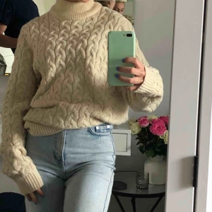  - Superfin stickad tröja. Jag är egentligen xs så den är lite stor på mig, men går att stoppa in🌸 frakt 88kr men kan mötas i Stockholm