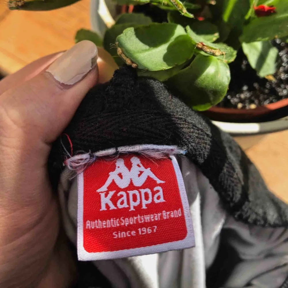 Säljer denna tröja från Kappa! 🖤  Den är DIY, har sytt dit huvan i efterhand men den kan lätt tas bort innan försäljning om köparen så vill! Personligen gillar jag den bättre med huva!   Knappt använd, Nypris: 350 kr ‼️. Hoodies.