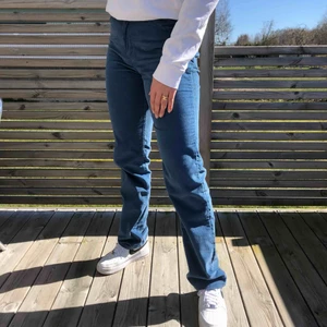  - Unika vintage manchesterjeans från Levis, står inga storlekslappar men passar mig med strl 40 i byxor. Jag är 174 cm och dom lägger som jättefint på skorna. 💜 pris kan diskuteras, köparen står för frakt.💕