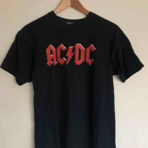  - Snygg band med ac dc tryck på. Kan mötas upp i Stockholm💗