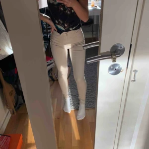  - Byxor från Gina Tricot, beige, storlek xs, modellen är Molly, du sparat 2700 liter vatten och 4 kg CO2 om du köper dessa byxor secondhand