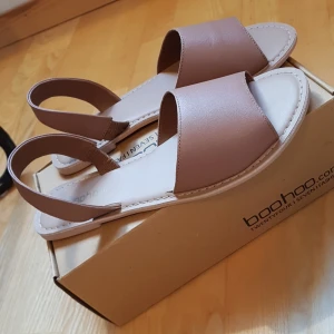 Sandaler strl 42 - Snygga sandeler i en snygg brun färg från boohoo. I storlek 42