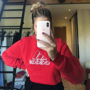  - säljer denna coola adidas sweatern, tror den är slutsåld överallt! Skulle säga att den passar både xs/s/m, jag är S. Bra skick! 🎊💜 lite vintage stil  Buda! 