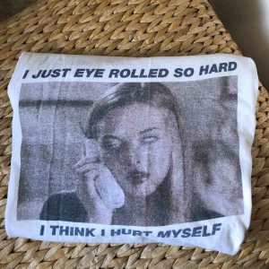  - T-shirt med Mean Girls tryck