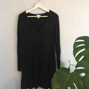  - Svart v-ringas. klänning. Lös, fin passform. 