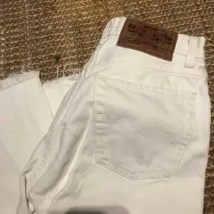 Ett par vita crocker jeans. Det står inte storlek men skulle gissa på 32-34, jag är 164 och ganska liten och de passar perfekt.  Frakt 50kr. 