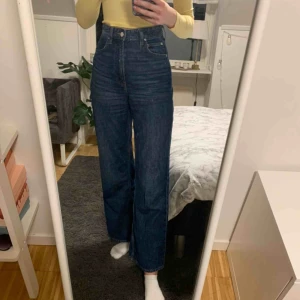  - Supersköna wide leg jeans, passar precis mig som är 175 cm☺️ köparen står för frakt