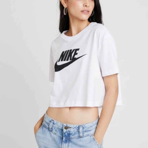 Nikelinne - Kort t-shirt som som är sval och superskönt att ha på sommaren🌸