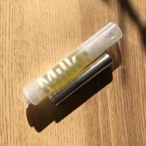  - Enbart provade från MILK makeup. Sunshine oil som doftar citrus man kan ha på nagelband t.ex. och en svart mascara 4ml. Frakt på 11kr tillkommer. Sammanlagt värde 450kr. 