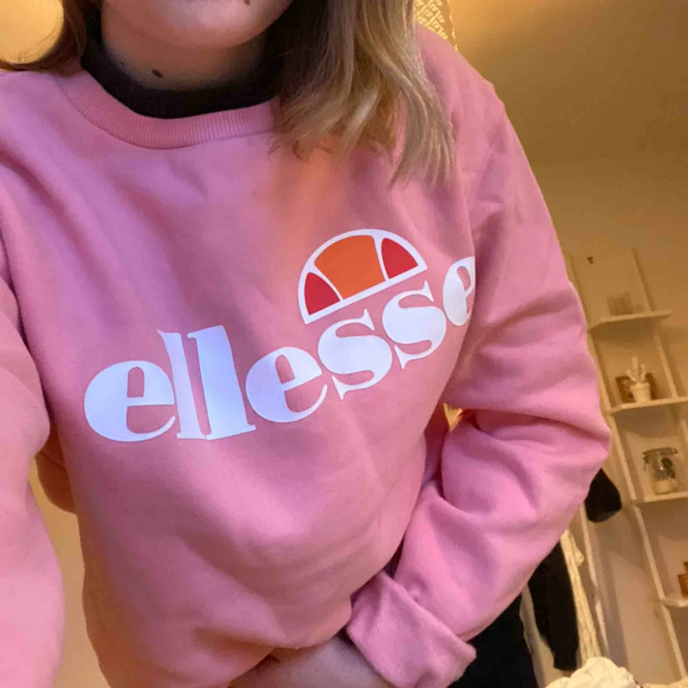 Helt ny Ellesse-sweater, fortfarande mjuk och endast använd ett fåtal gånger 💞. Hoodies.