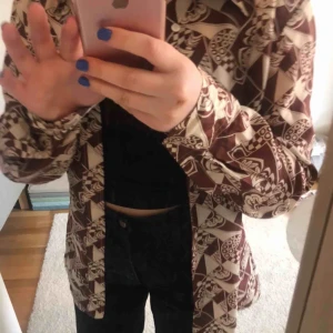  - Brun och ljusbeige shorta med mönster. Buda från 50 kr