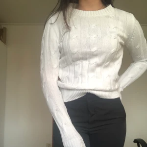 Stickad tröja  - Mysig stickad tröja från Gina tricot. Möts upp i nära haninge eller fraktar☺️