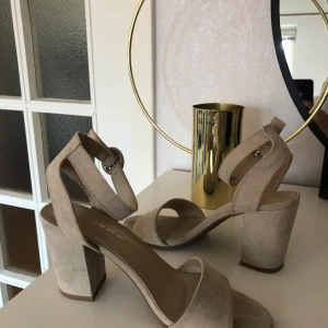 Beiga Klackskor  - ⚡️  beiga Klackskor i storlek 37 med öppen tå, bekväma! Normala i storleken.    ⚡️ bra skick.   ⚡️ Tryck på knappen under bilden för att köpa.    ⚡️ Kan skickas mot fraktkostnad. 