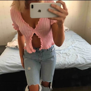  - funderar på att sälja denna supersöta och väldigt trendiga toppen!! helt oanvänd, endast provad. säljer pga fel storlek💕💜kom med bud från 180kr!!