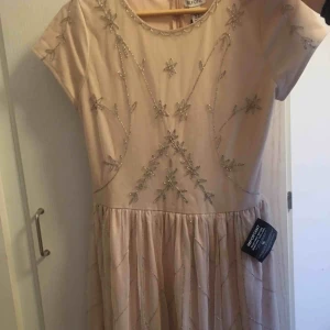  - Jättesöt klänning med alla lappar kvar. Passar nog bäst på S-M! Helt ny. Frakt tillkommer💚